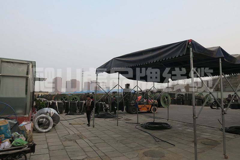 橡套电缆的橡皮发粘和铜丝发黑的原因从下面两个方面来分析   橡套电缆是由多股的细铜丝为导体，外包橡胶绝缘和橡胶护套的一种柔软可移动的电缆品种。 一般来讲，包括通用橡套软电缆，电焊机电缆，潜水电机电缆，无线电装置电缆和摄影光源电缆等品种。铜丝发黑的原因是多种因素造成的，不仅仅是橡皮的配方问题，还与铜丝本身所处的状态、橡胶加工工艺、橡胶硫化工艺、电缆的结构、护套橡胶配方、生产环境等诸多因素有关。下面爬山虎电力线缆小编为您介绍下：    橡皮发粘和铜丝发黑的原因分析  铜丝本身的原因在廿世纪五十到六十年代，国内大多数厂家均使用普通铜杆，铜含量为99.99%，均为有氧铜杆，生产方法都是铜锭加热后经多道压延后制得黑色铜杆，经过大、中、小拉将铜杆制成比较细的铜丝。因为铜本身不是无氧铜，在加工过程中铜丝表面难免出现氧化。到了廿世纪八十年代，国内引进了无氧铜杆的先进生产技术，以及国内自行开发的无氧铜杆生产技术，使整个电线电缆行业均用上了无氧铜杆，这无疑是改善了铜丝的发黑问题。但由于对铜杆的加工，特别是韧炼工艺的掌握以及加工好的铜线芯存放的条件不好，使铜线芯本身已有轻微的氧化，这也是铜丝发黑的原因之一。    橡胶配方的原因廿世纪五十年代，橡胶绝缘均采用天然胶和丁苯胶并用配方。由于绝缘橡皮直接与铜线接触，所以就不能直接使用硫磺作硫化剂，即使用很少的硫磺也会使铜线发黑。必须使用一些能够分解出游离硫的化合物，如前面提到过的促进剂TMTD、硫化剂VA-7，同时还要配合一些硫化促进剂来提高硫化速度和硫化程度，确保绝缘橡皮的物理机械性能和电气性能。    但从绝缘橡皮的弹性、强力和永久变形看，都不如加有硫磺的橡皮（如果不考虑铜丝发黑的话）。几十年的实践已经证实TMTD无法解决铜丝的发黑问题。另外，绝缘橡皮要有各种颜色，红、蓝、黄、绿、黑是基本颜色，这些颜色的出现也会促使橡皮发粘和铜丝发黑。配方中的主要填充剂是轻质碳酸钙和滑石粉，由于价格的关系，有些厂家为了降低成本，用价格特别便宜的碳酸钙和滑石粉，这些填充剂粒子粗、游离碱的含量大、杂质多，所以物理机械性能比较差，电性能不好，还容易造成铜丝发黑。还有的厂用活性超细碳酸钙来提高绝缘橡皮的物理机械性能，而活性钙多数是用硬脂酸来处理的，这种酸也是促使铜丝发黑的原因。    硫化剂VA-7的使用，可以改善铜丝发黑，但由于硫化程度不够，橡皮的永久变形大，会造成橡皮发粘。特别是加入促进剂ZDC以后，提高了硫化速度，为了防止焦烧，还要加入促进剂DM来延缓焦烧时间。    从促进剂ZDC的结构看，是在TETD结构中两个相连接的硫中间接上一个金属锌，结构式为： S S H5C2 ‖ ‖ H5C2 ＞N-C-S-Zn-S-C-N＜ H5C2 H5C2 与TETD结构式 S S H5C2 ‖ ‖ H5C2 ＞N-C-S-S-C-N＜ H5C2 H5C2 十分接近，在配方中还无法避开和秋兰姆相似的结构铜丝发黑可能时间略长一点，但没有从根本上解决。    正在上传...    从电线电缆结构分析  铜的催化老化是橡皮发粘的重要原因前苏联电缆科学研究院试验证明：硫化过程中铜从与橡胶接触处渗入到绝缘橡胶中，1.0-2.0mm厚度的绝缘橡皮含铜0.009-0.0027%。众所周知，微量铜对橡皮有极大的破坏作用，也就是我们通常说的重金属对橡胶的催化老化。    在绝缘硫化过程中，秋兰姆析出若干游离硫与铜反应，形成活性含铜基团： CH3 │ CH2-CH-C-CH2- │ │ S S │ │ Cu Cu 在老化时，较弱的-S-S-键断裂，形成活性含铜基：Cu-S-，它与橡胶作用，同时与氧作用，破坏橡胶的长键分子，使橡胶变软变粘，是低分子链的组合。    法国橡胶研究院研究发粘重现问题时也指出：如果橡胶中含有有害的金属，如：铜、锰等重金属盐类，那么不管促进剂的种类，均会发生橡胶发粘现象。    橡套电缆中硫磺向绝缘橡皮和铜线表面的迁移前苏联科学家应用放射性同位素证实了电缆护套橡胶中硫扩散的可能性。以天然橡胶为基的硫化胶中，在130-150℃的温度下，游离硫的扩散系数约为10-6cm2/s。    连续硫化的生产厂，硫化护套橡胶时，温度在185-200℃之间，这个扩散的系数就更大。由于橡套游离硫的扩散，改变了秋兰姆橡胶的结构，可能形成多硫键。这些多硫化合物通过化学分解和化合实现迁移，即