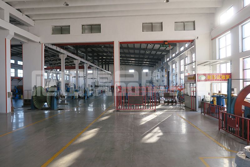 橡套电缆的橡皮发粘和铜丝发黑的原因从下面两个方面来分析   橡套电缆是由多股的细铜丝为导体，外包橡胶绝缘和橡胶护套的一种柔软可移动的电缆品种。 一般来讲，包括通用橡套软电缆，电焊机电缆，潜水电机电缆，无线电装置电缆和摄影光源电缆等品种。铜丝发黑的原因是多种因素造成的，不仅仅是橡皮的配方问题，还与铜丝本身所处的状态、橡胶加工工艺、橡胶硫化工艺、电缆的结构、护套橡胶配方、生产环境等诸多因素有关。下面爬山虎电力线缆小编为您介绍下：    橡皮发粘和铜丝发黑的原因分析  铜丝本身的原因在廿世纪五十到六十年代，国内大多数厂家均使用普通铜杆，铜含量为99.99%，均为有氧铜杆，生产方法都是铜锭加热后经多道压延后制得黑色铜杆，经过大、中、小拉将铜杆制成比较细的铜丝。因为铜本身不是无氧铜，在加工过程中铜丝表面难免出现氧化。到了廿世纪八十年代，国内引进了无氧铜杆的先进生产技术，以及国内自行开发的无氧铜杆生产技术，使整个电线电缆行业均用上了无氧铜杆，这无疑是改善了铜丝的发黑问题。但由于对铜杆的加工，特别是韧炼工艺的掌握以及加工好的铜线芯存放的条件不好，使铜线芯本身已有轻微的氧化，这也是铜丝发黑的原因之一。    橡胶配方的原因廿世纪五十年代，橡胶绝缘均采用天然胶和丁苯胶并用配方。由于绝缘橡皮直接与铜线接触，所以就不能直接使用硫磺作硫化剂，即使用很少的硫磺也会使铜线发黑。必须使用一些能够分解出游离硫的化合物，如前面提到过的促进剂TMTD、硫化剂VA-7，同时还要配合一些硫化促进剂来提高硫化速度和硫化程度，确保绝缘橡皮的物理机械性能和电气性能。    但从绝缘橡皮的弹性、强力和永久变形看，都不如加有硫磺的橡皮（如果不考虑铜丝发黑的话）。几十年的实践已经证实TMTD无法解决铜丝的发黑问题。另外，绝缘橡皮要有各种颜色，红、蓝、黄、绿、黑是基本颜色，这些颜色的出现也会促使橡皮发粘和铜丝发黑。配方中的主要填充剂是轻质碳酸钙和滑石粉，由于价格的关系，有些厂家为了降低成本，用价格特别便宜的碳酸钙和滑石粉，这些填充剂粒子粗、游离碱的含量大、杂质多，所以物理机械性能比较差，电性能不好，还容易造成铜丝发黑。还有的厂用活性超细碳酸钙来提高绝缘橡皮的物理机械性能，而活性钙多数是用硬脂酸来处理的，这种酸也是促使铜丝发黑的原因。    硫化剂VA-7的使用，可以改善铜丝发黑，但由于硫化程度不够，橡皮的永久变形大，会造成橡皮发粘。特别是加入促进剂ZDC以后，提高了硫化速度，为了防止焦烧，还要加入促进剂DM来延缓焦烧时间。    从促进剂ZDC的结构看，是在TETD结构中两个相连接的硫中间接上一个金属锌，结构式为： S S H5C2 ‖ ‖ H5C2 ＞N-C-S-Zn-S-C-N＜ H5C2 H5C2 与TETD结构式 S S H5C2 ‖ ‖ H5C2 ＞N-C-S-S-C-N＜ H5C2 H5C2 十分接近，在配方中还无法避开和秋兰姆相似的结构铜丝发黑可能时间略长一点，但没有从根本上解决。    正在上传...    从电线电缆结构分析  铜的催化老化是橡皮发粘的重要原因前苏联电缆科学研究院试验证明：硫化过程中铜从与橡胶接触处渗入到绝缘橡胶中，1.0-2.0mm厚度的绝缘橡皮含铜0.009-0.0027%。众所周知，微量铜对橡皮有极大的破坏作用，也就是我们通常说的重金属对橡胶的催化老化。    在绝缘硫化过程中，秋兰姆析出若干游离硫与铜反应，形成活性含铜基团： CH3 │ CH2-CH-C-CH2- │ │ S S │ │ Cu Cu 在老化时，较弱的-S-S-键断裂，形成活性含铜基：Cu-S-，它与橡胶作用，同时与氧作用，破坏橡胶的长键分子，使橡胶变软变粘，是低分子链的组合。    法国橡胶研究院研究发粘重现问题时也指出：如果橡胶中含有有害的金属，如：铜、锰等重金属盐类，那么不管促进剂的种类，均会发生橡胶发粘现象。    橡套电缆中硫磺向绝缘橡皮和铜线表面的迁移前苏联科学家应用放射性同位素证实了电缆护套橡胶中硫扩散的可能性。以天然橡胶为基的硫化胶中，在130-150℃的温度下，游离硫的扩散系数约为10-6cm2/s。    连续硫化的生产厂，硫化护套橡胶时，温度在185-200℃之间，这个扩散的系数就更大。由于橡套游离硫的扩散，改变了秋兰姆橡胶的结构，可能形成多硫键。这些多硫化合物通过化学分解和化合实现迁移，即